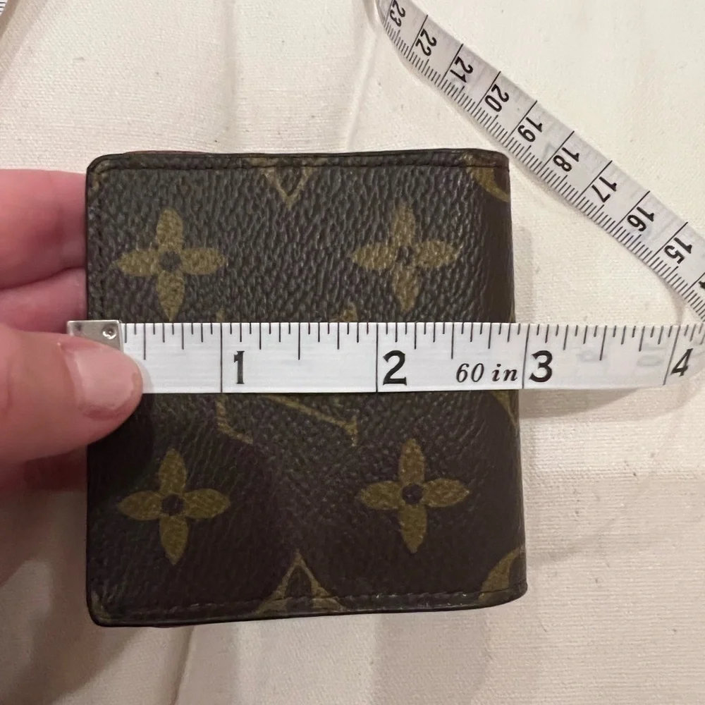 - Louis Vuitton Vintage Change Purse. Good Condition.